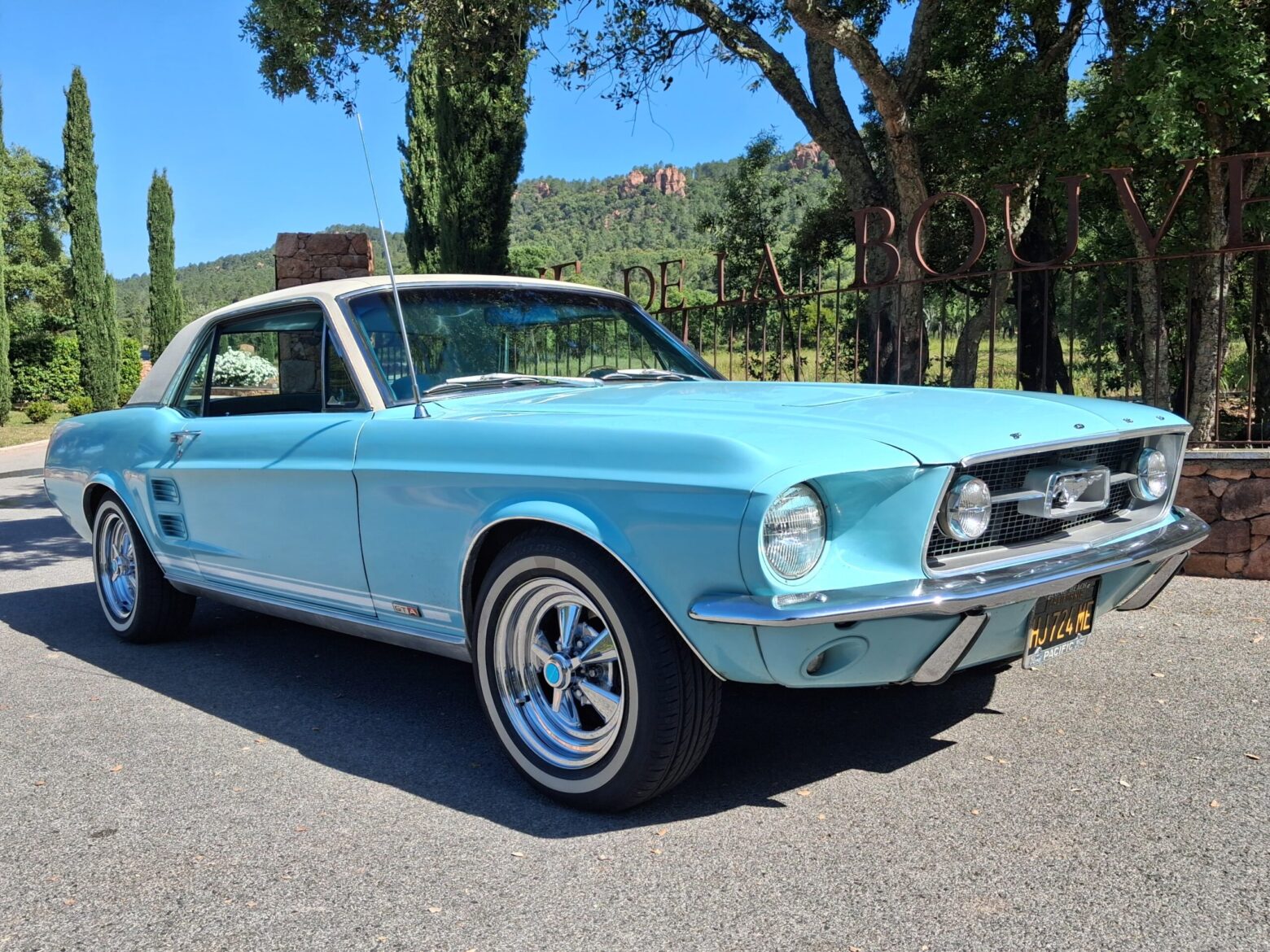 Mustang GT 1957 danseuses cabaret, revues